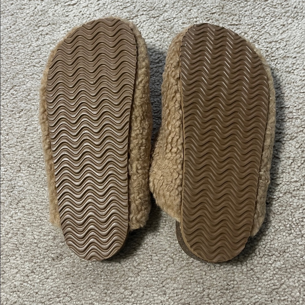 Tan Slippers women’s size 7 - Picture 3 of 6